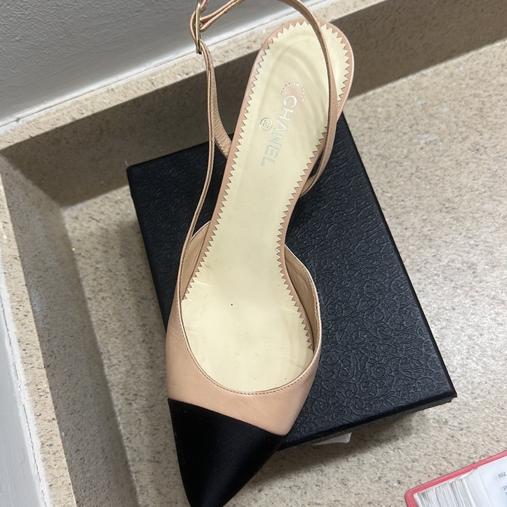 Chanel beige and black sandal - Picture 4 of 6